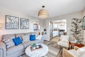 2 bedrooms - Newly Renovated - Walking Distance to Pier (Algoma)