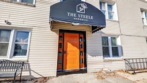 A building with a sign reading "The Steele Magnolia." - Newly Renovated - Walking Distance to Pier (Algoma)