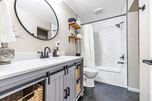 House | 2 bedrooms - Newly Renovated - Walking Distance to Pier (Algoma)