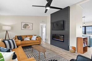 TV, fireplace - Getaway at the Dunes (Alamosa County)