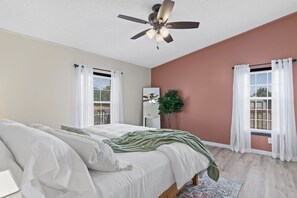 3 عدّة غرف نوم وسرير سفر وواي فاي وملاءات أسرّة