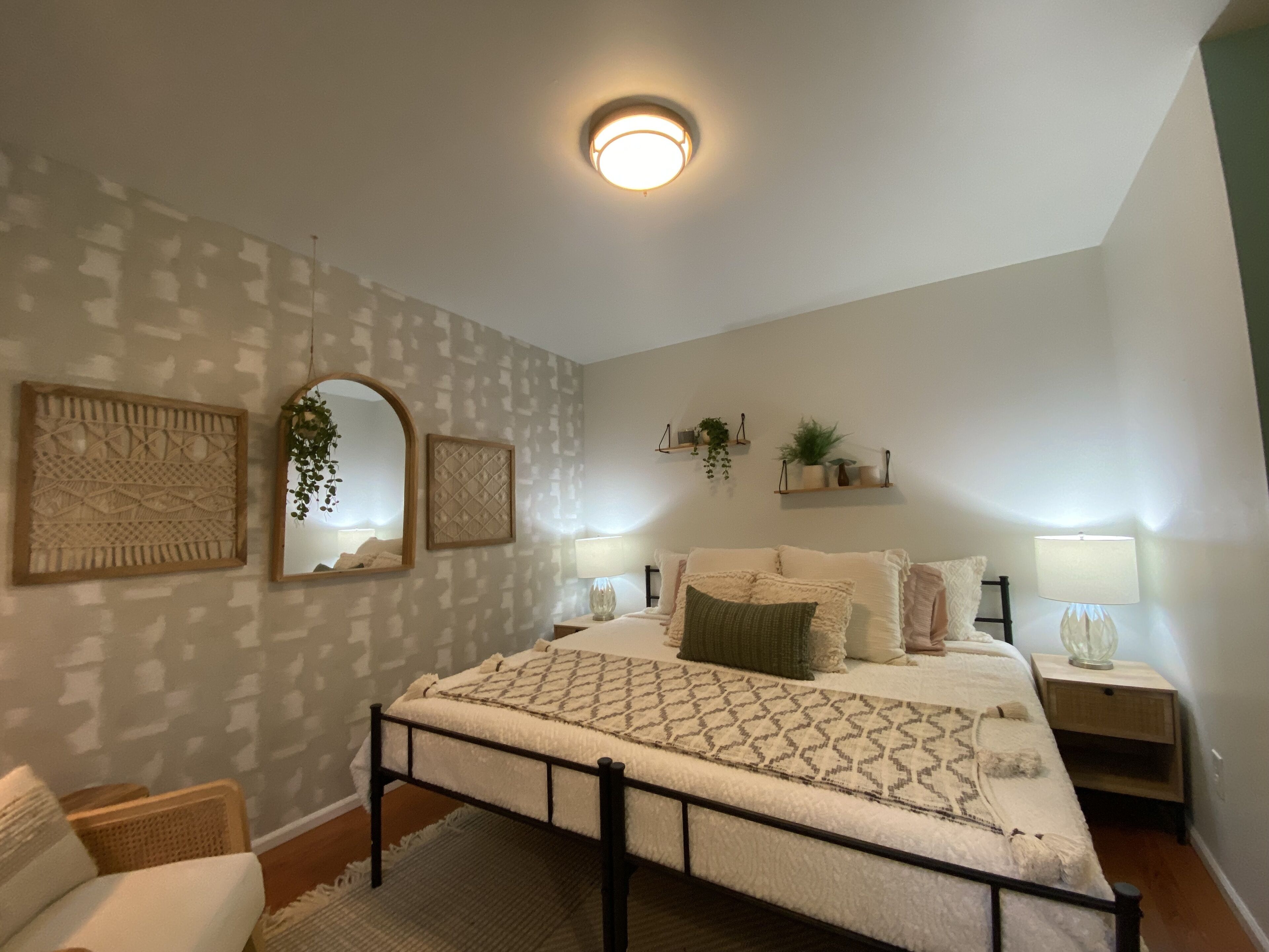 Stylish & Cozy Lakeside Retreat Accommodations. Great location! 