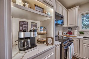 Fridge, microwave, oven, stovetop - Modern Mid-Century Vacay Home (Hot Springs)