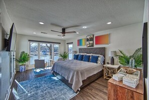 4 bedrooms, iron/ironing board, free WiFi, bed sheets - Modern Mid-Century Vacay Home (Hot Springs)
