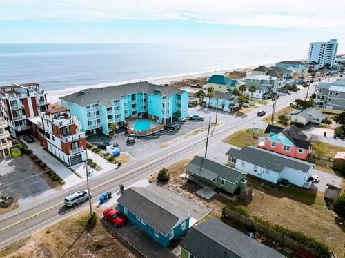 "Coastal Cove": Ocean Front Sea Life with a POOL!