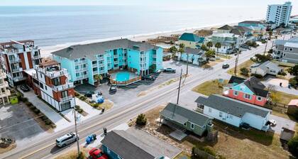 "Coastal Cove": Ocean Front Sea Life with a POOL!