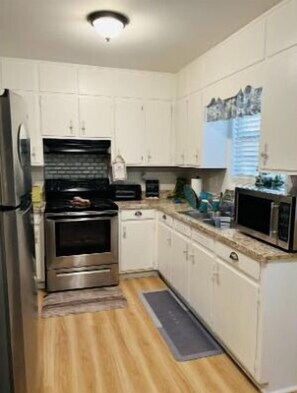 Fridge, microwave, oven, stovetop - Luxury 3 Bedroom Home (Huntsville)