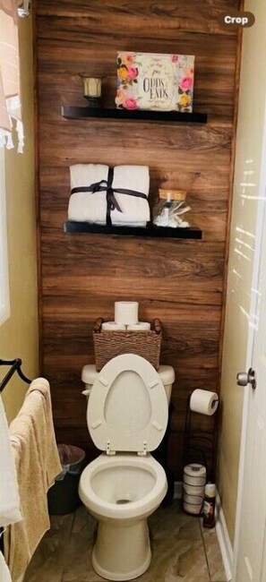 Shower, hair dryer, towels, soap - Luxury 3 Bedroom Home (Huntsville)