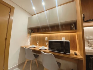 Microwave, cookware/dishes/utensils - Flat Ilê de Pipa Luxxor - By Almare (Tibau do Sul)