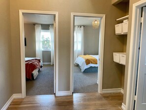 5 habitaciones, escritorio y tabla de planchar con plancha
