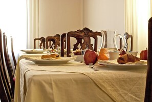 Petit déjeuner continental (10 EUR par personne)