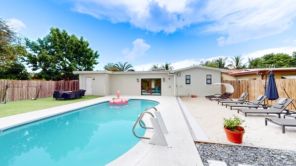 Outdoor pool, pool umbrellas, pool loungers - Villa Camila 5BR Luxury Home with Pool (Hollywood)