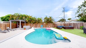 Outdoor pool, pool umbrellas, pool loungers - Villa Camila 5BR Luxury Home with Pool (Hollywood)