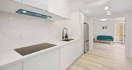 New Modern 2BR, Back Garden: Near Plazas, River, Parks! Whitby