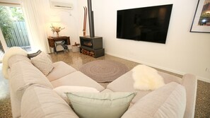 Smart TV, lareira, mesa de pingue-pongue