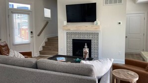Smart-TV og peis