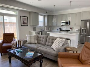 Smart TV, fireplace - Beach Breeze in the Heart of VB Oceanfront (Virginia Beach)