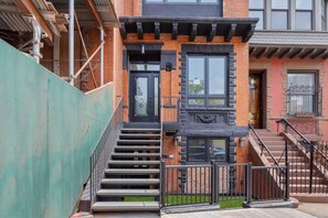 Exterior detail - Triplex 4BR 3BATH Designer Luxury and Gorgeous NEW Townhouse Pvt Outdoor (New York)
