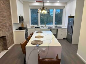 Private kitchen - Triplex 4BR 3BATH Designer Luxury and Gorgeous NEW Townhouse Pvt Outdoor (New York)
