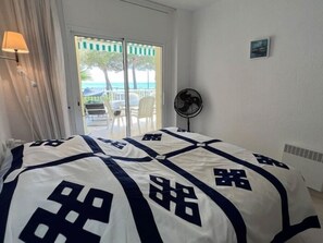 3 bedrooms, Internet - Apartment with direct access to the beach Av 39 (Rosas / Roses)