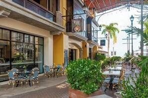 Outdoor dining - Secluded Garden Paradise Condo @Los Sueños (Playa Herradura)