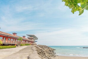 Ubicación cercana a la playa, tumbonas y toallas de playa