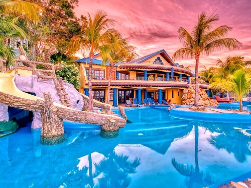 Jungle-themed bedroom sleeps up to 4 on Roatan