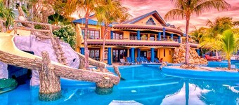 Jungle-themed bedroom sleeps up to 4 on Roatan