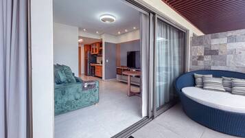 Basic Apartment | Living area | TV