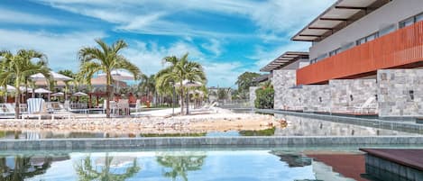 Basic Apartment | Kolam renang | Kolam renang terbuka, kolam dipanaskan