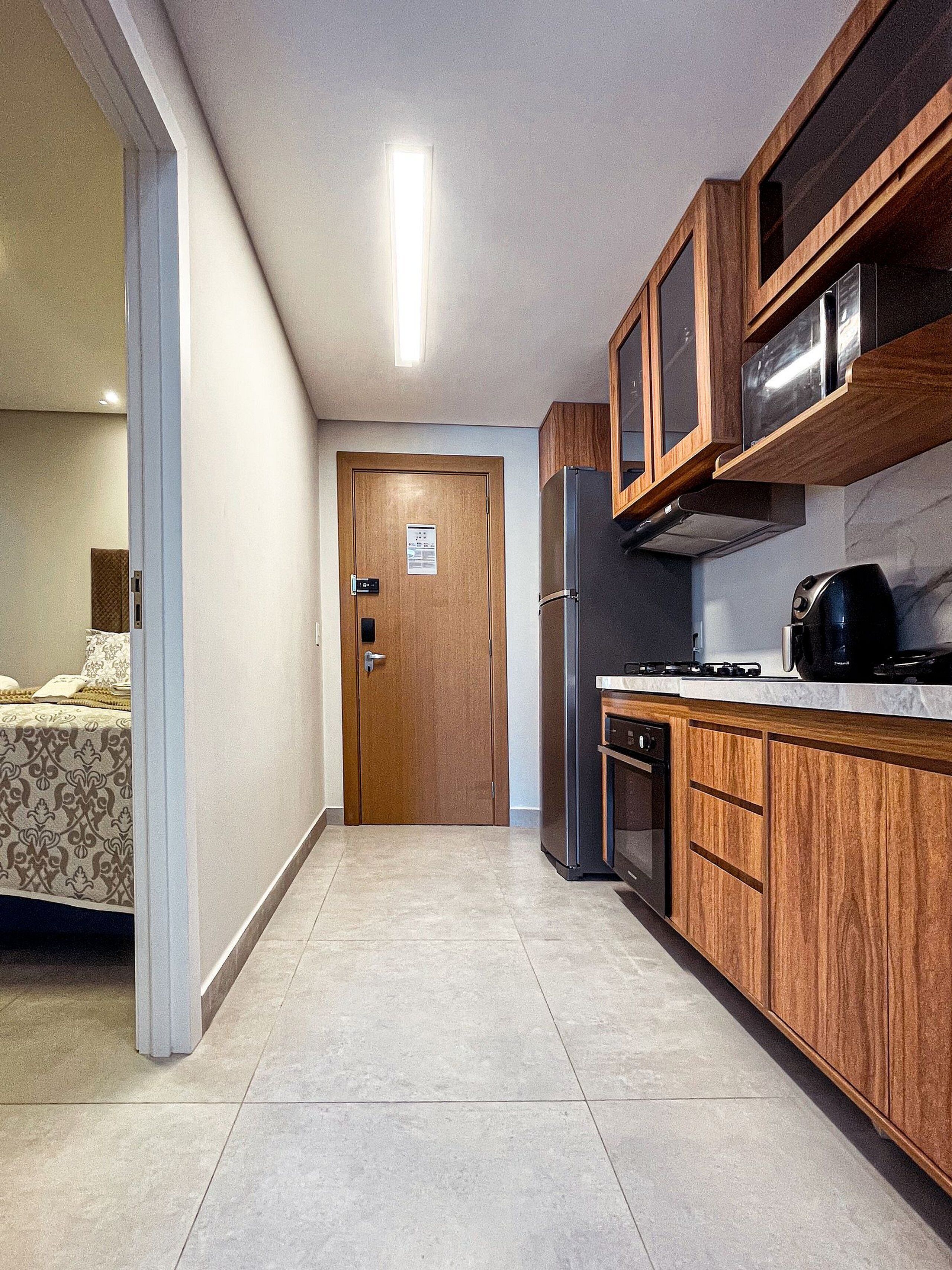 Apartament bàsic | Cuina privada | Microones, forn i utensilis de cuina, vaixella i coberteria 