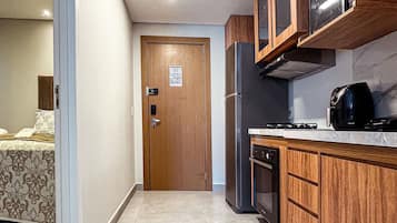 Basic Apartment | Private kitchen | Microwave, oven, cookware/dishes/utensils