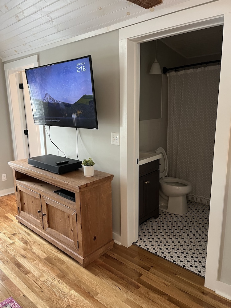 The Eggplant Cottage Walking distance to downtown historic Jonesborough!! Jonesborough Vrbo