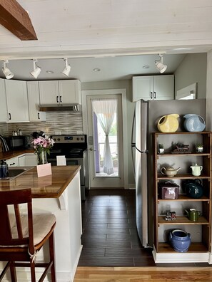 Private kitchen - The Eggplant Cottage - Walking distance to downtown historic Jonesborough!! (Jonesborough)