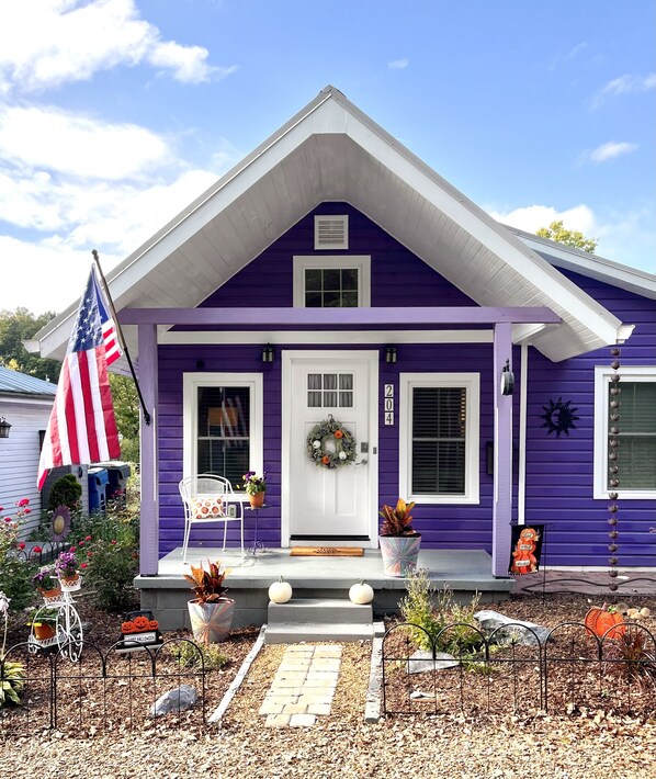 Exterior detail - The Eggplant Cottage - Walking distance to downtown historic Jonesborough!! (Jonesborough)