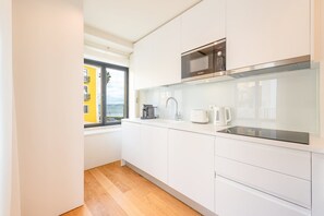 Kühlschrank, Mikrowelle, Ofen, Geschirrspüler