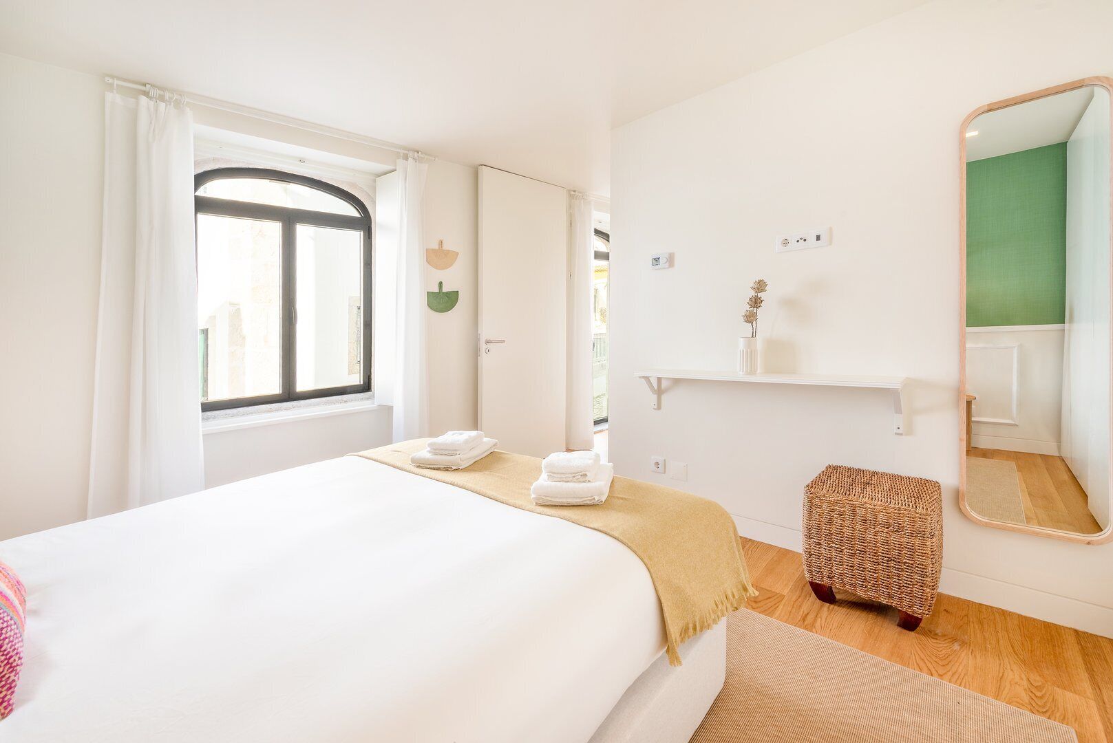 1 bedroom, desk, internet, bed sheets