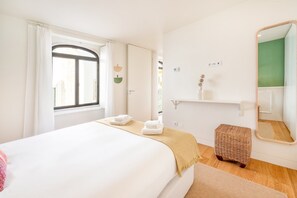 1 bedroom, desk, Internet, bed sheets