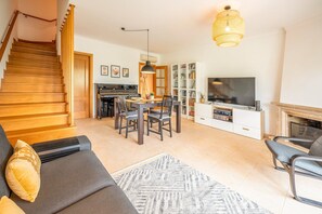 TV, fireplace