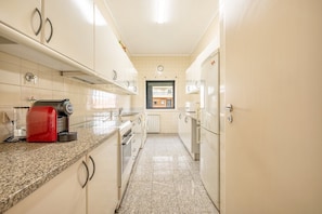 Refrigerador, microondas, horno y cafetera y tetera