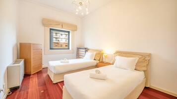 2 bedrooms, iron/ironing board, internet, bed sheets