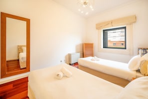 2 habitaciones, tabla de planchar con plancha, internet y ropa de cama