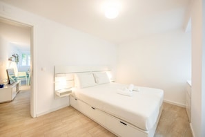1 bedroom, desk, internet, bed sheets