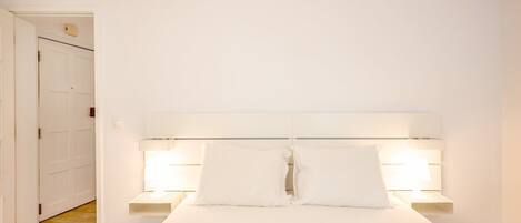 1 bedroom, desk, internet, bed sheets