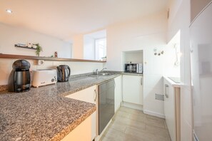 Kjøleskap, mikrobølgeovn, kaffetrakter/tekoker og brødrister