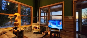 Beautiful Lake House With Outdoor Firepit and Great Fishing!