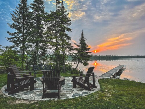 Beautiful Lake House With Outdoor Firepit and Great Fishing!