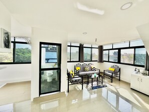 Smart TV, stereo - Airy Suite Studio Penthouse Beach 10 mins walk (Calangute)