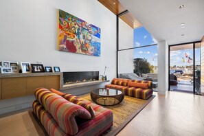 Interior - Lovely 4-bedroom house in Newport Beach with WiFi and AC (Newport Beach)