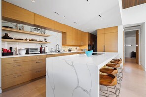 Private kitchen - Lovely 4-bedroom house in Newport Beach with WiFi and AC (Newport Beach)